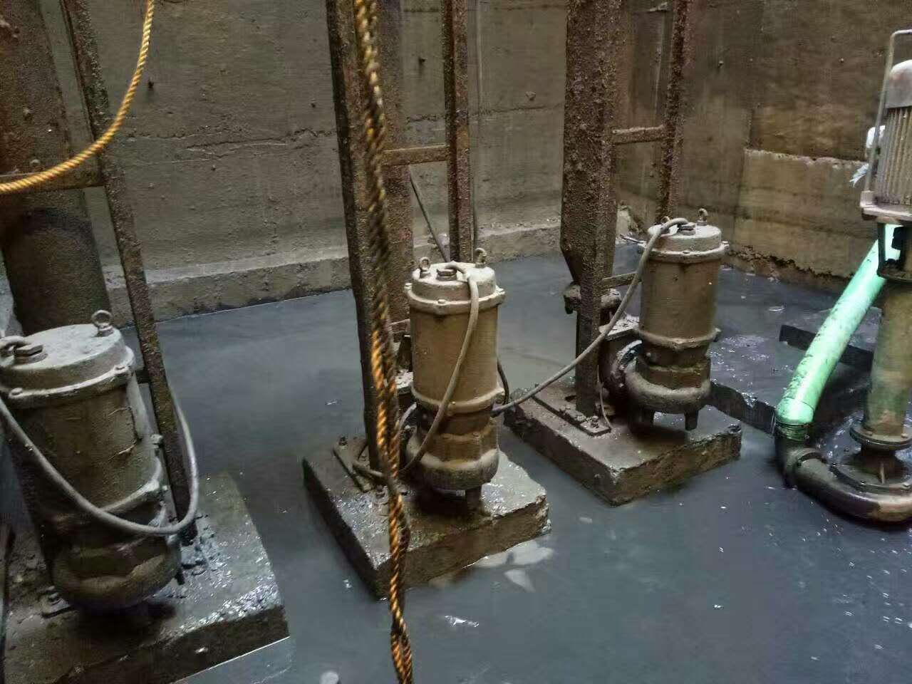 城北污水池清理