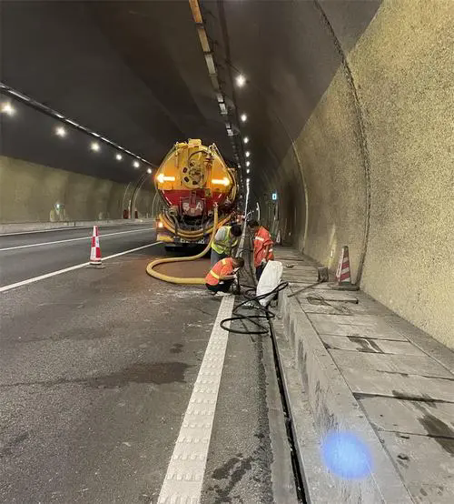 城北隧道排水渠清淤